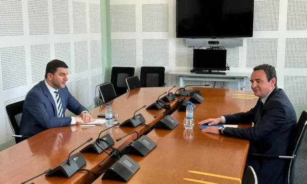 Comienza la reunión de Kurti con Krasniqi, el VVVD dimitirá de Hadziu como orador de la Asamblea