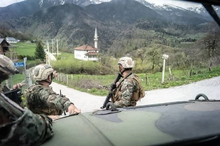 KFORs RMV Soldaten führen Patrouillen auf Pec