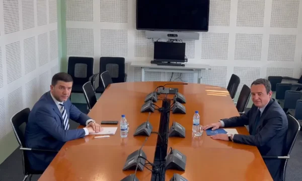 Kurt attend seulement Krasniqi avec de l'eau de la vue de réunion