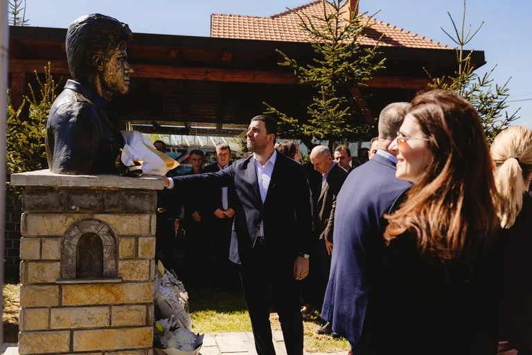 Krasniqi pays tribute to Prekaz in honour of Ilaz Kodra: He stands on the foundation of our freedom