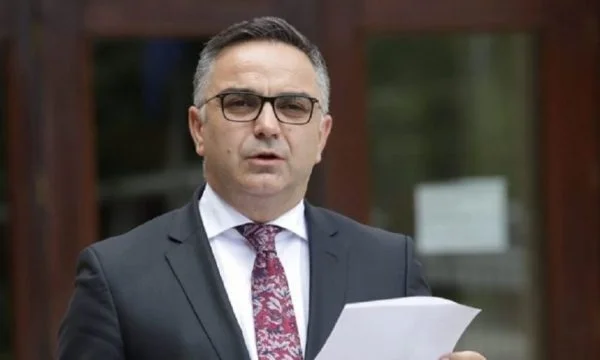 AAK: Qeveria ka mashtruar 80 mijë familje duke mos e miratuar Ligjin e Pagave