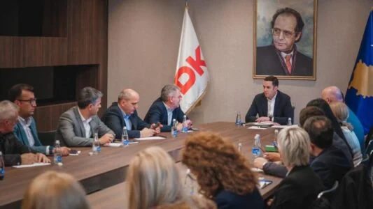 Që katër orë të mbyllur në seli: Mbledhja e kryesisë së LDK-së është duke vazhduar ende