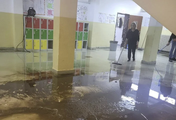 The “Ismail Kemali” school in Pristina receives water (Pamje)
