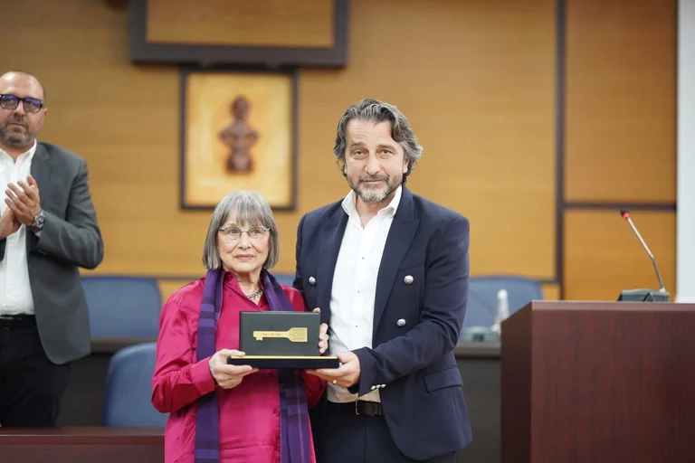Natasa has persecuted honoured in Pristina with “Key of City”