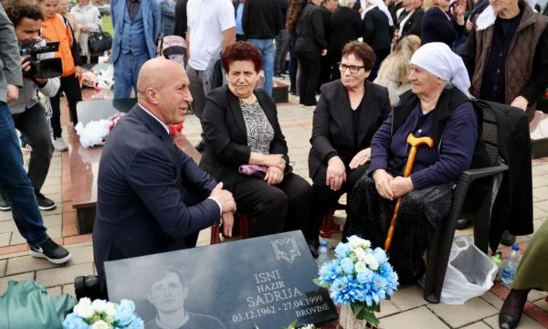 Haradinaj rende omaggio a Mej, Skivjan e Delap: La nostra libertà ha il nome di martiri e martiri