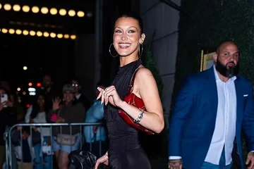 À l'anniversaire de ma sœur, Bella reçoit l'attention avec un saut noir