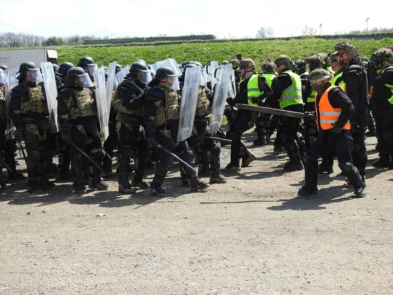 Soldados de la KFOR entrenan para el control de multitudes, la gestión de disturbios