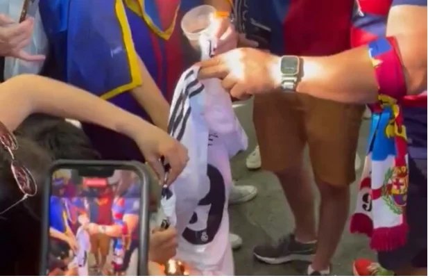Fall vor derby, barca fans burn Mbappas fanla
