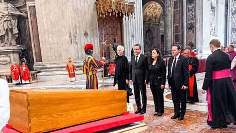 Kurti asistió al funeral del Papa Francisco, junto con Osman, rindió homenajes cerca del ataúd