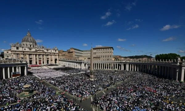 Plus de 250 000 personnes ont assisté aux funérailles : le pape François se trouve dans la basilique de Rome après la cérémonie de sépulture du Vatican
