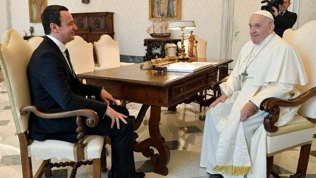 Kurt also goes to Rome to attend Pope Francis' funeral