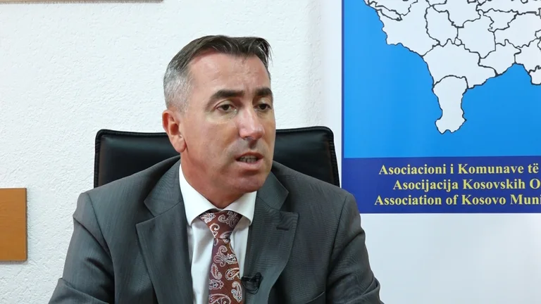 “Qeveria po ua merr kompetencat komunave”, Ibrahimi: Rekrutimi në komuna po kalon nën kontrollin e nivelit qendror