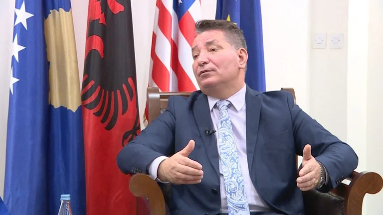 Pal Lekaj i AAK-së: “Juristja” Vjosa Osmani, na paska dërguar në zgjedhje duke i shkelur procedurat Kushtetuese