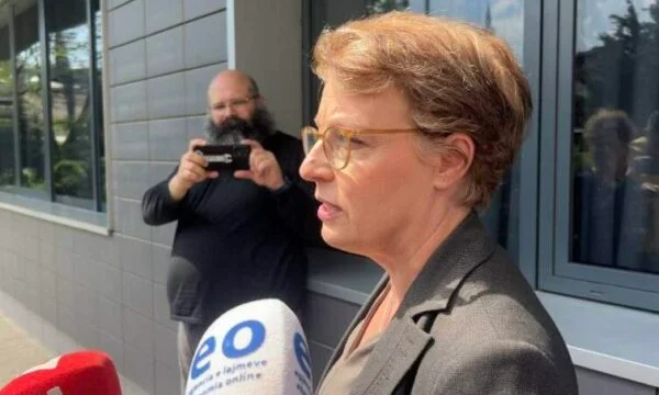 Donika Gervala: Come nella vita privata, come nella vita pubblica, che vota contro il processo