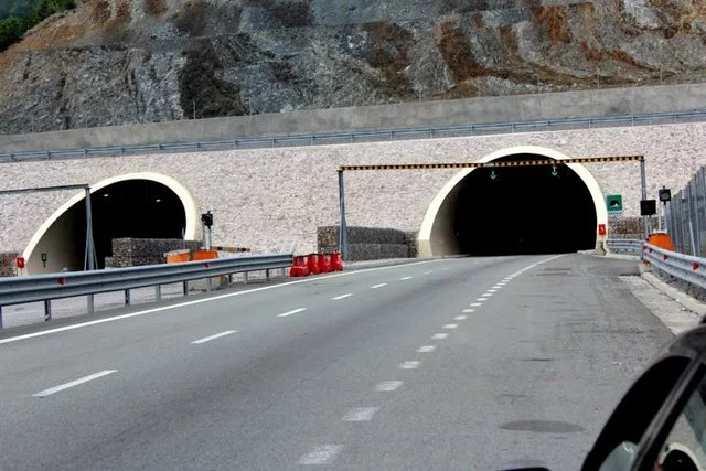 (FOTO) Ein schwerwiegender Unfall im Calimash-Tunnel, ein Auto zerstört, die andere oben unten