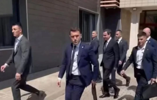 “O Il primo ministro ha fatto oggi l'Hizx1> - Kurt sta scappando dai giornalisti, non risponde.