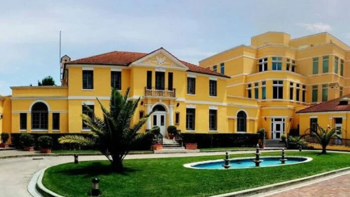 Protesta e opozitës, Ambasada amerikane në Tiranë këshillon shtetasit e saj t’i shmangen tubimeve