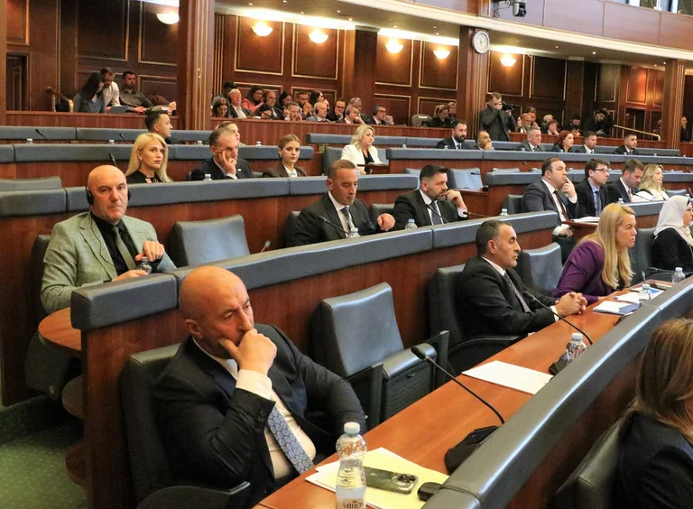 And AAK deputies in the Assembly tomorrow: Kurti sípo can do the majority, you're accusing the opposition