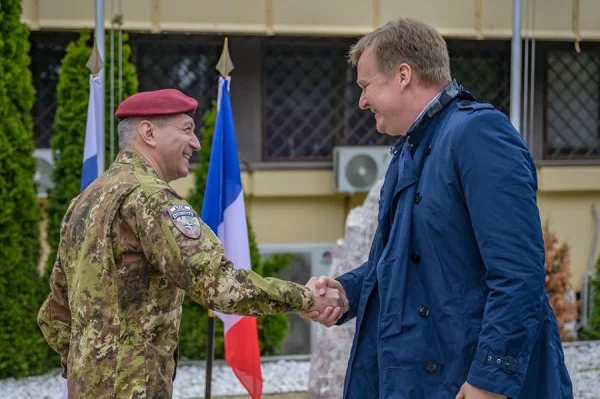 Sorensen rencontre le commandant de la KFOR, discute de la situation en matière de sécurité au Kosovo, dans la région