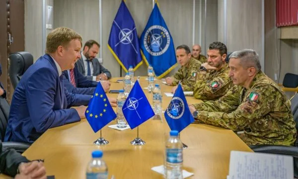Emisari Sorensen trifft Commander Bardonini auszutauschen Sicherheitslage in der Region