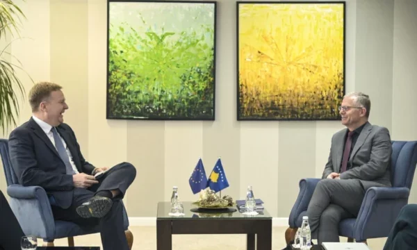 Diálogo entre Kosovo y Serbia, emisario de la Unión Europea sólo se reúne con Bisimi