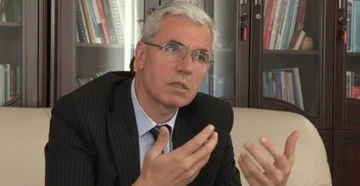 Sami Kurteshi con Inglés discapacitado es vengado de Borrell: Pare con el chisme de la nariz