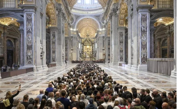 Migliaia di persone aspettano ore al sole per vedere il cadavere di Papa Francesco