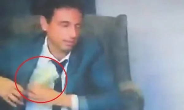 Il presidente del club di calcio è girato prendendo $250,000 in tangenti