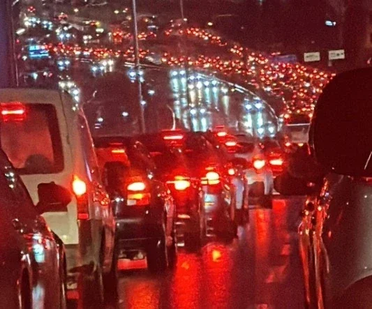 Die Gemeinde hat eine Erklärung für die Blockade gestern in der Kommunikation: Sieben Unfälle, Straßenarbeit und Kanalisationen