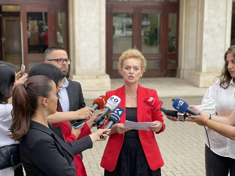 Kusari pour les journalistes protestent contre Kurt: Ska avec les journalistes du Kosovo