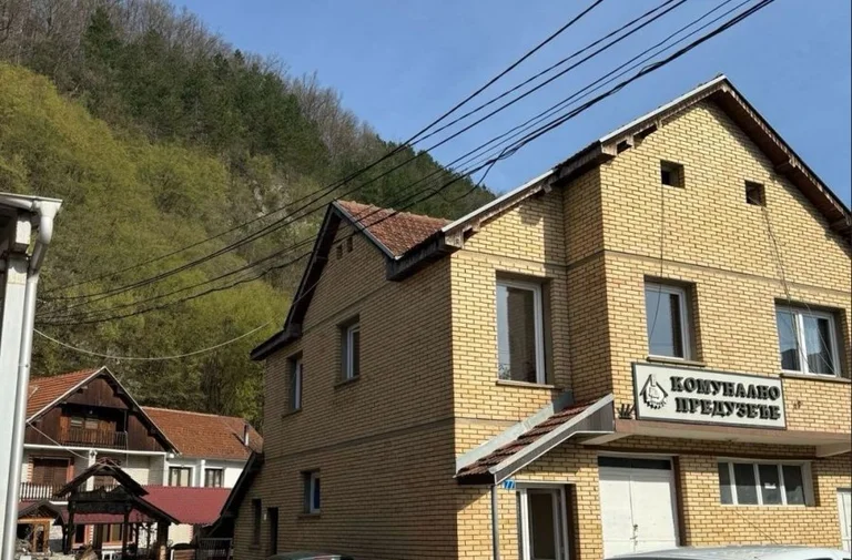 strutture parallele chiuse a Leposaviq