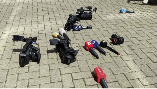 Los periodistas boicotean a Kurt, ponen micrófonos y cámaras a sus pies