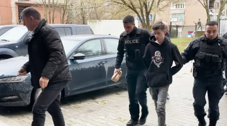 Continua la misura di detenzione di due mesi, sospettata di aver ucciso 19 anni a Vushtrri