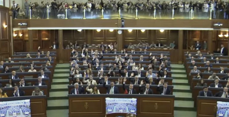 VV falla por tercera vez para elegir al presidente Albulen Haxhiu del Parlamento