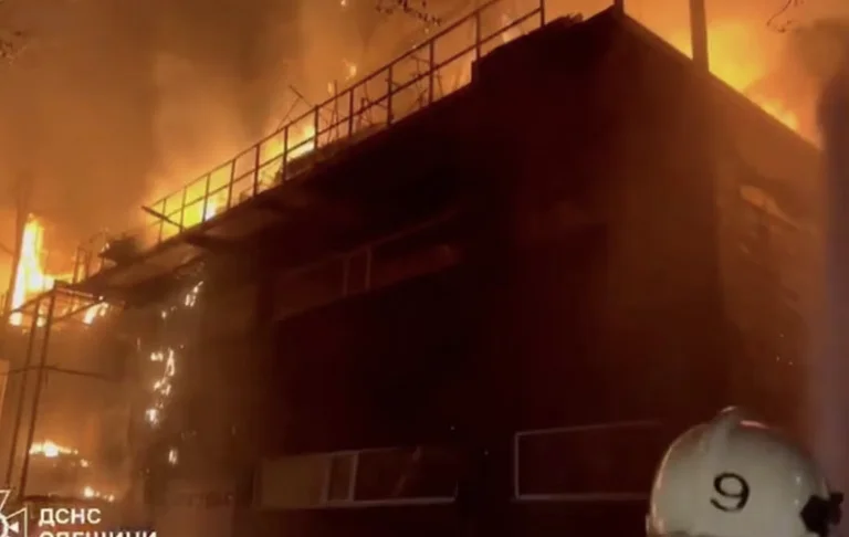 Cibler un immeuble résidentiel à Odessa, la Russie continue de bombarder l'Ukraine