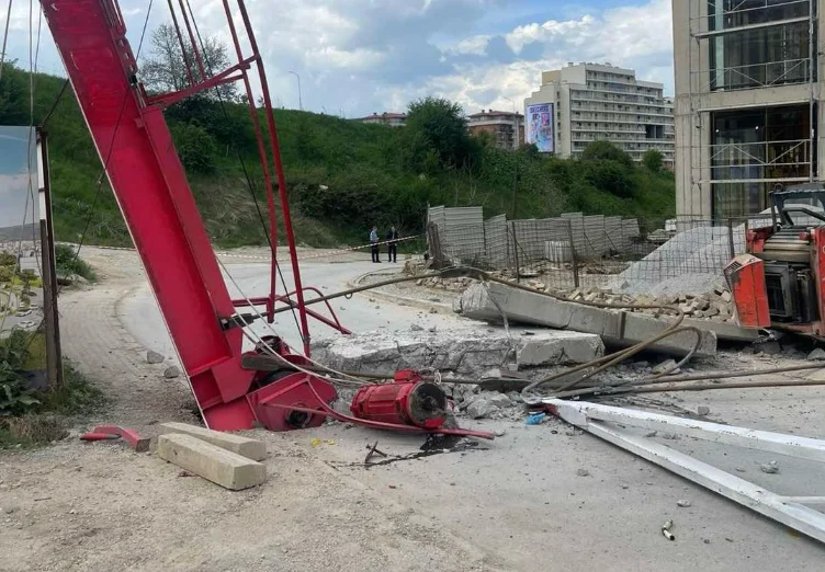 El municipio publica imágenes: grúa de construcción arruinada en Pristina, daños parte de la carretera, y un edificio residencial