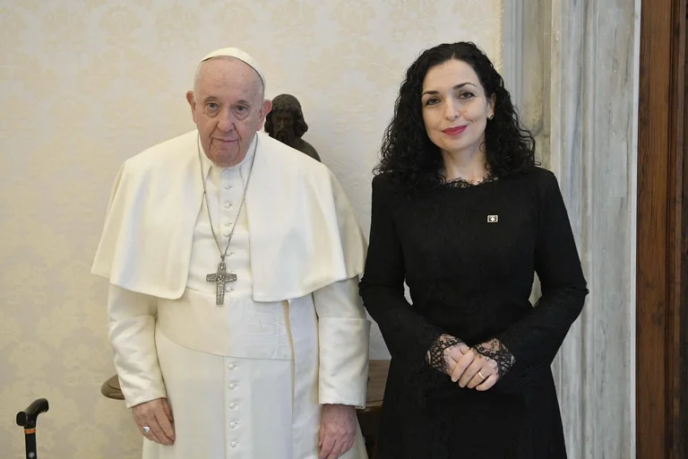 Osmani besucht die Grabstätte des Papstes
