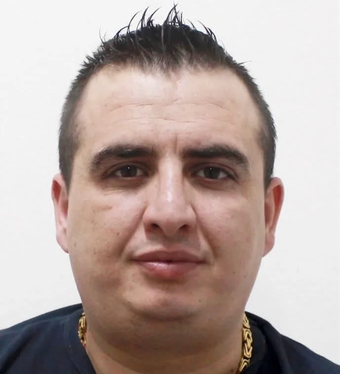 Wenn Sie diese Person sehen, rufen Sie die Polizei an, Verdacht auf Betrug.
