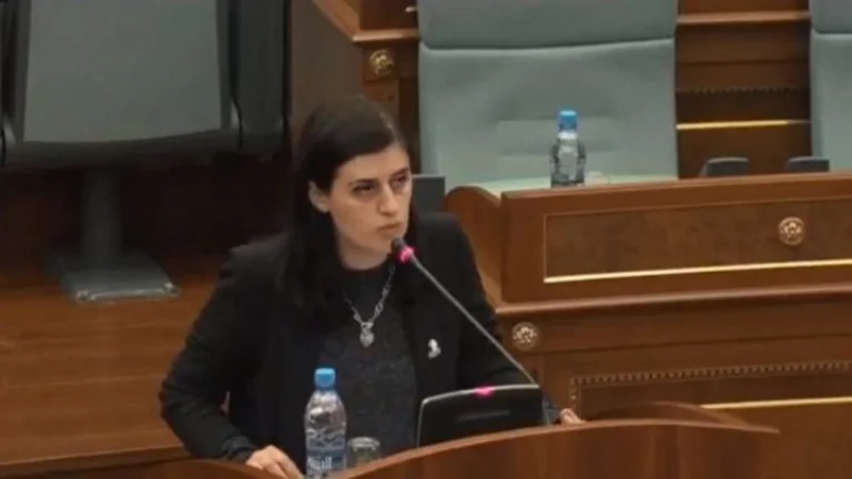 “D thinking ill”: Saranda Bogujevci reagiert, nachdem AAK sagte, es würde für Sprecher des Parlaments abstimmen.