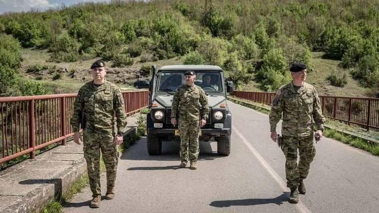 KFOR von Patrouille in Prizren: Wir setzen das Mandat für eine sichere Umgebung weiter