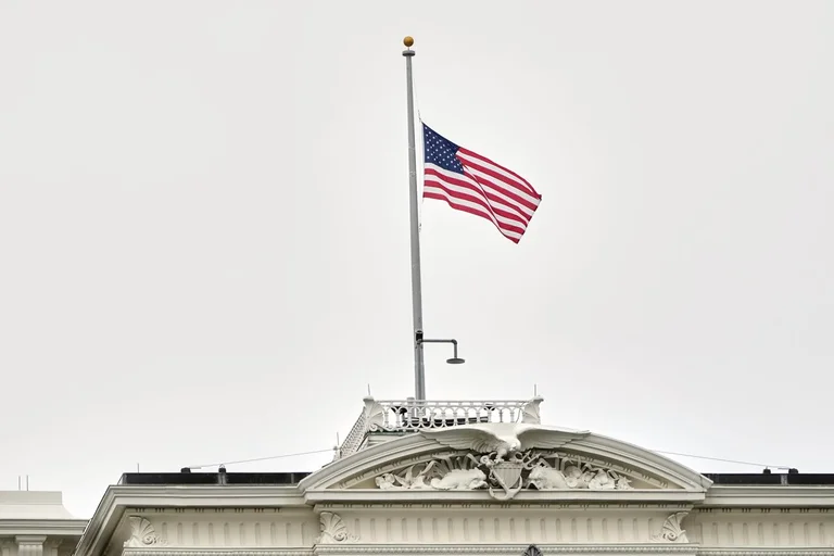 La muerte del Papa Francisco, Trump ordena que las banderas americanas sean bajadas a medio día