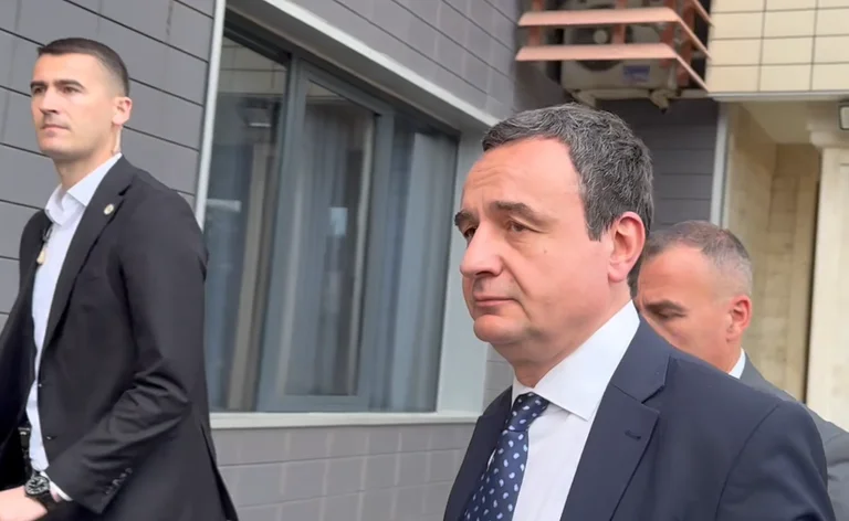 Kurt runs away from reporters when asked if they will compromise the selection of top parliament