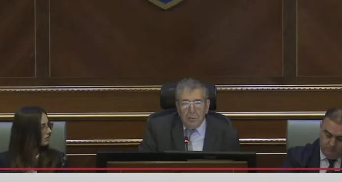 Krasniqi dit Dehar a commis des violations arbitraires en interrompant la session sans vote