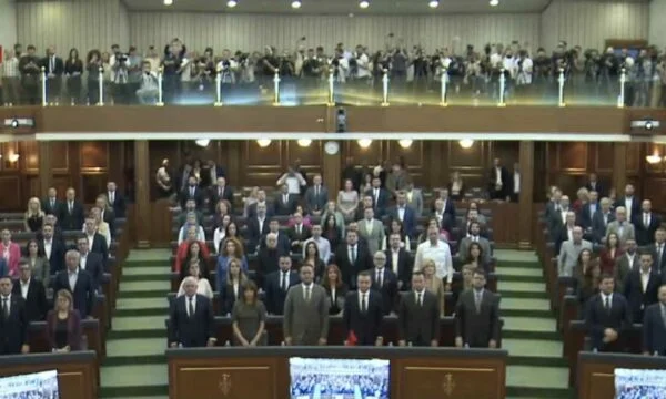 Con un minuto de silencio para la muerte del Papa Francisco, comienza la continuación de la sesión constituyente del Parlamento