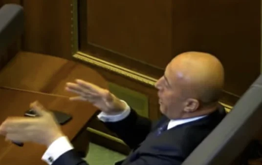 Haradinaj ist nervös: Wir sind hier eine halbe Stunde gewesen.