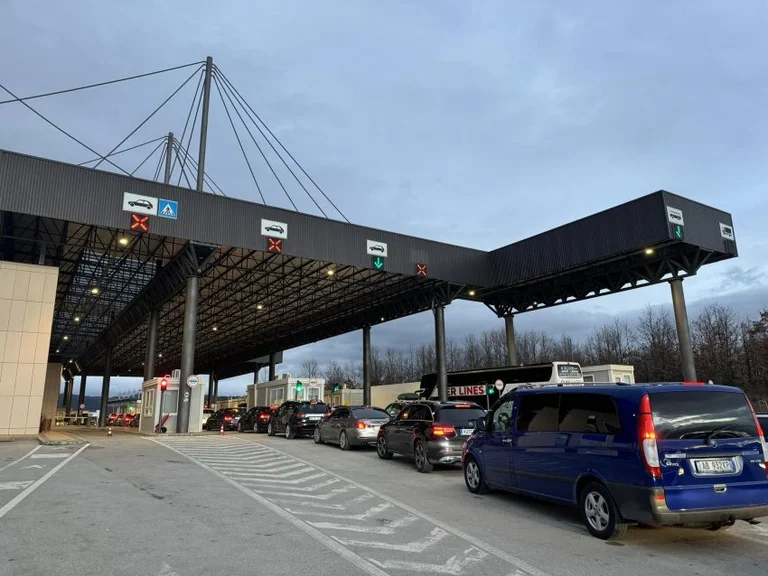 Vazhdojnë kolonat për të dalë nga Kosova, këto janë të dhënat e fundit