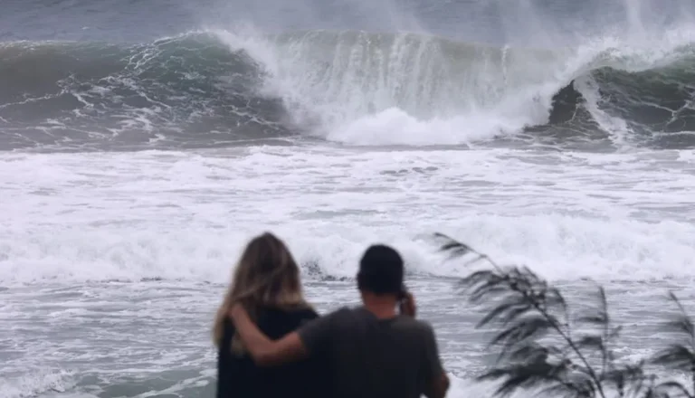 Australia es golpeada por grandes olas, reportada en cinco muertos, dos desaparecidos.