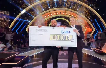 La famille et les pauvres, Desti montre comment il va dépenser 100 000 $.