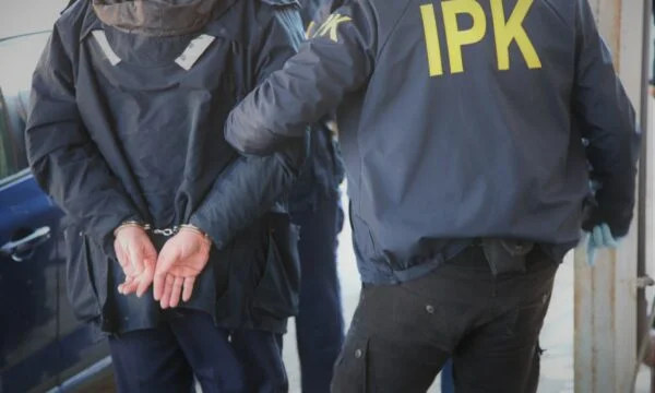 IPK arresta a dos policías en Pec: Un ciudadano le pidió una suma de dinero para no imponer una multa