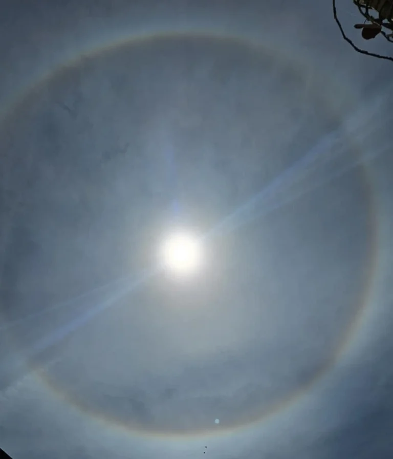 Hier ist das, was die Aura heute in Kosovo um die Sonne zeigte